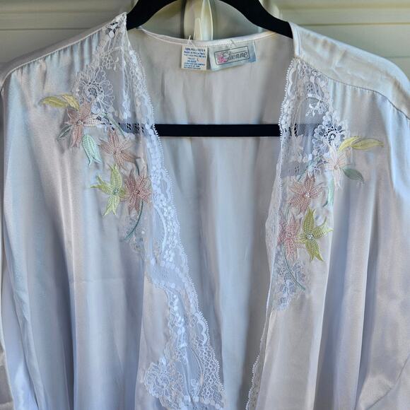 New Vintage Etienne Embroidered Lace Trim Peignoir White Satin Robe Size Large - Picture 3 of 11